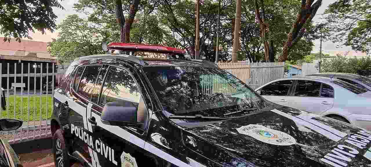 Motorista bêbado perde controle de Ford Ka e invade praça de Dourados