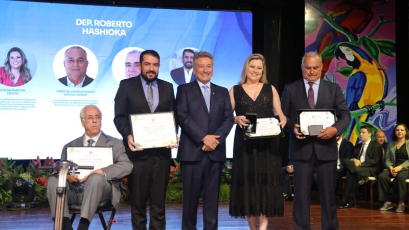 Em noite pantaneira, Hashioka homenageia novos sul-mato-grossenses com título e comenda do mérito