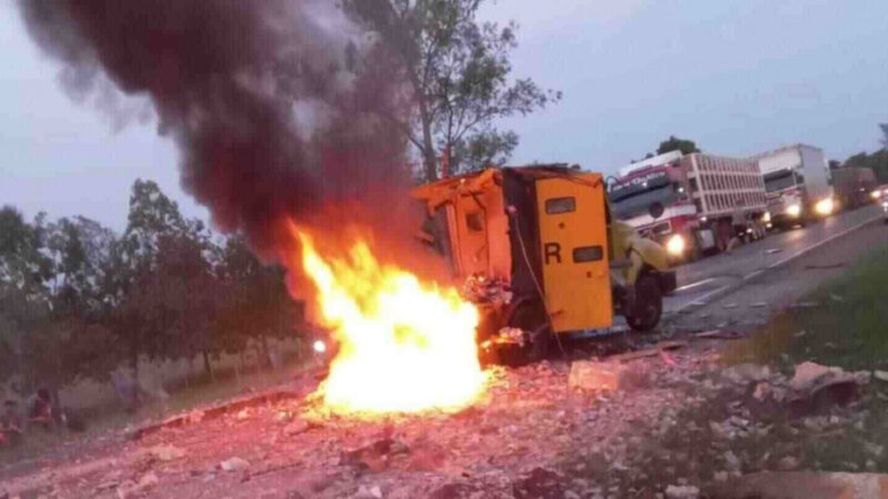 Bandidos fortemente armados explodem carro forte e 2 pessoas morrem