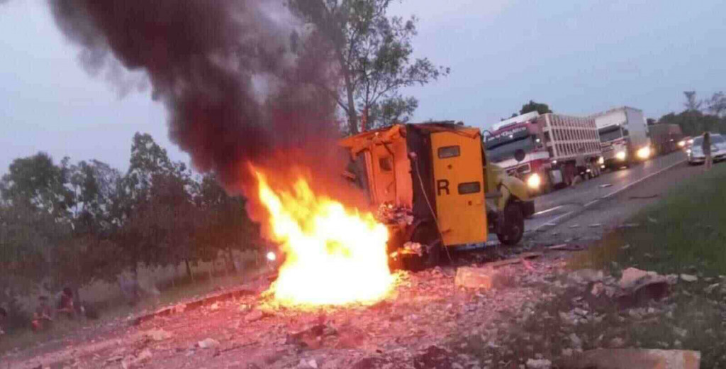 Bandidos fortemente armados explodem carro forte e 2 pessoas morrem