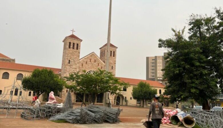 Decoração do Dourados Brilha começa a chegar na Praça Antônio João