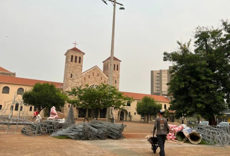 Decoração do Dourados Brilha começa a chegar na Praça Antônio João