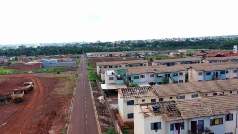 Moradores de Dourados recebem telha para ajudar na reconstrução de casas atingidas por temporal