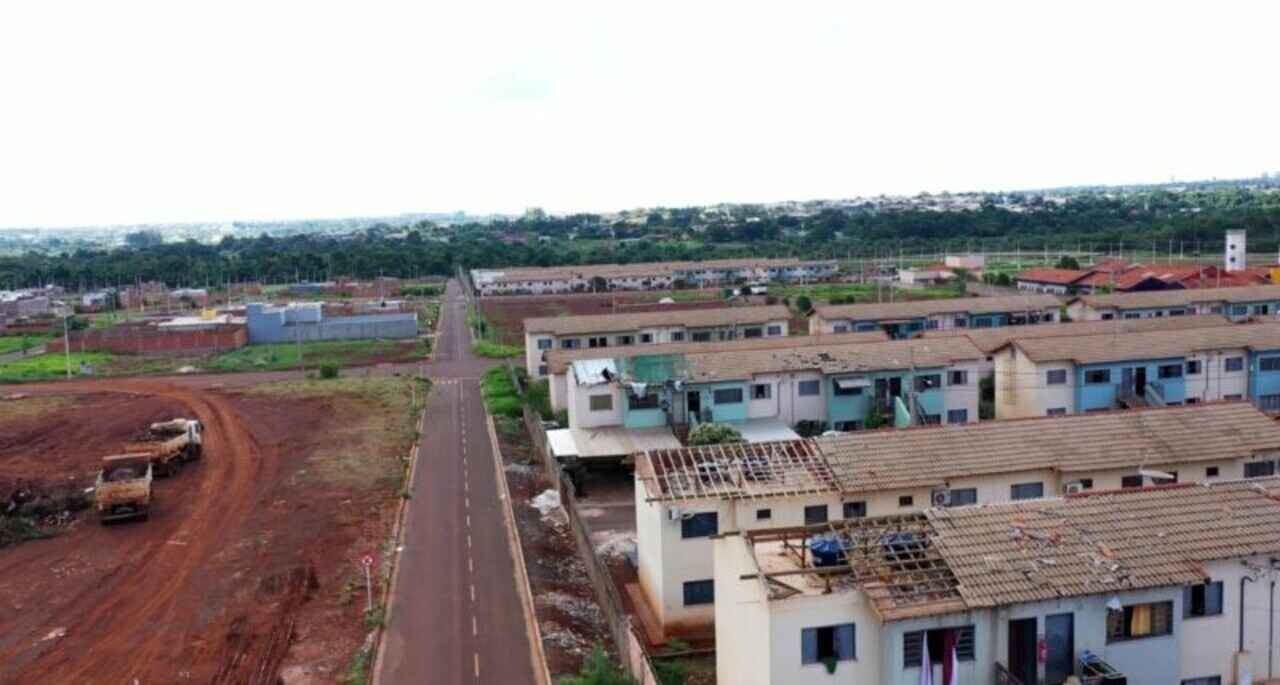 Moradores de Dourados recebem telha para ajudar na reconstrução de casas atingidas por temporal