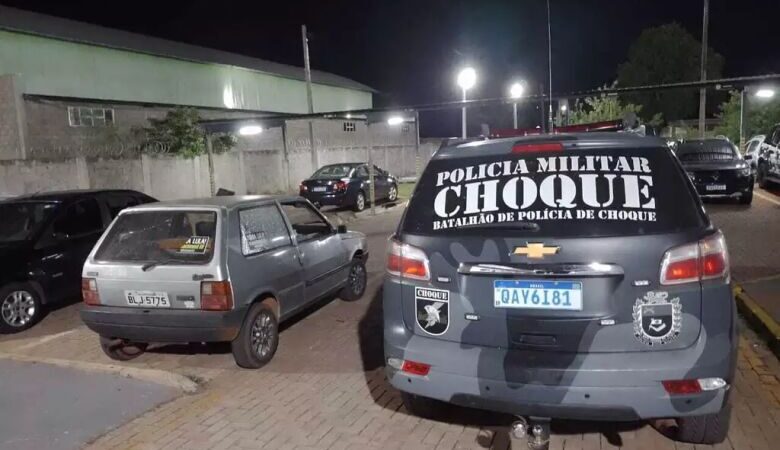 Em carro furtado, homem troca tiros com policiais do Choque e morre