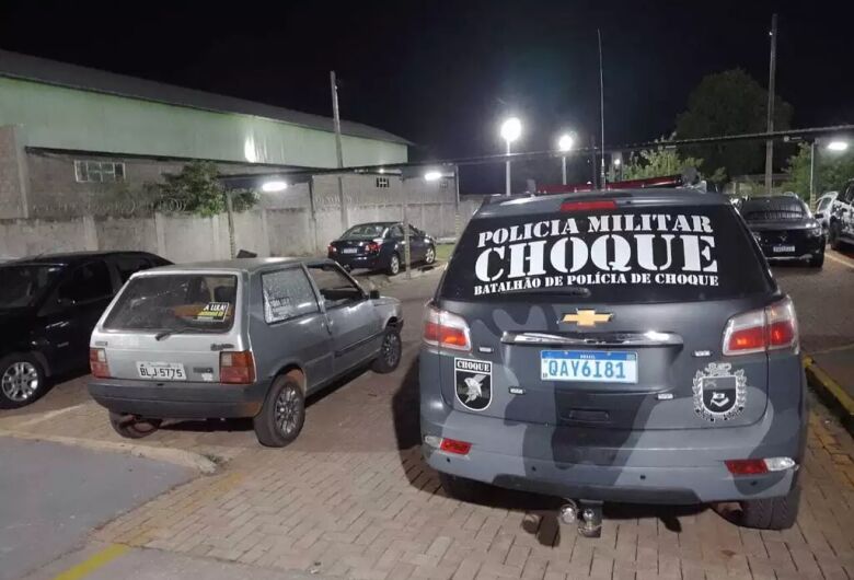 Em carro furtado, homem troca tiros com policiais do Choque e morre