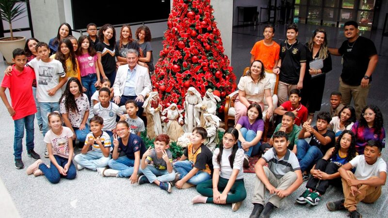 Deputado Roberto Hashioka recebe crianças e adolescentes do Lar Pequeno Assis na Assembleia Legislativa