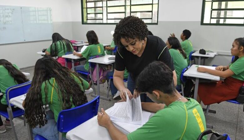 Edital de abertura do processo seletivo para professores temporários é aberto