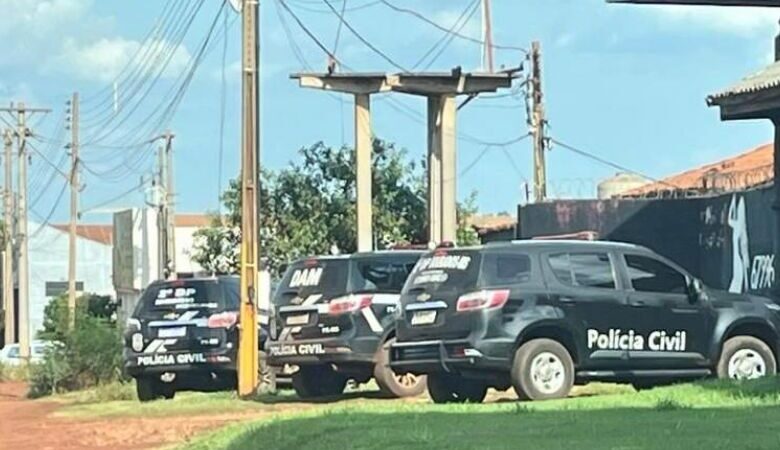 Polícia cumpre mandados em boate de Dourados em investigação de denúncia