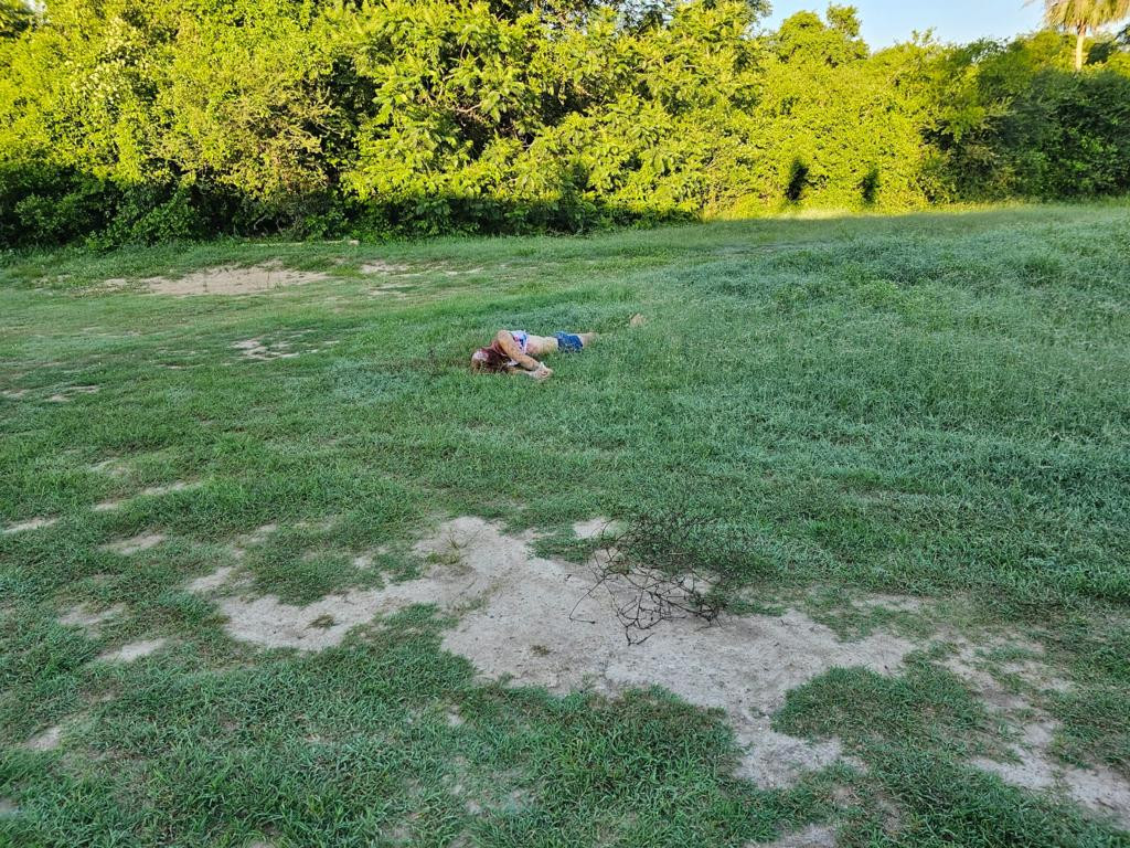 Populares encontram mulher decapitada com mãos e pés amarrados perto de rio