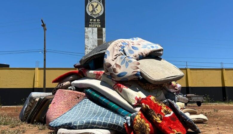 Em meio a surto de sarna na PED, colchões de internos são retirados das celas