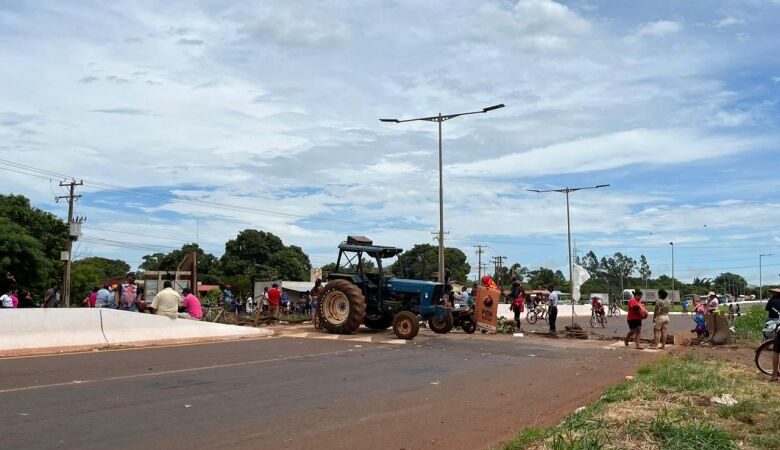 Indígenas bloqueiam MS-156 em protesto por falta de água na Reserva