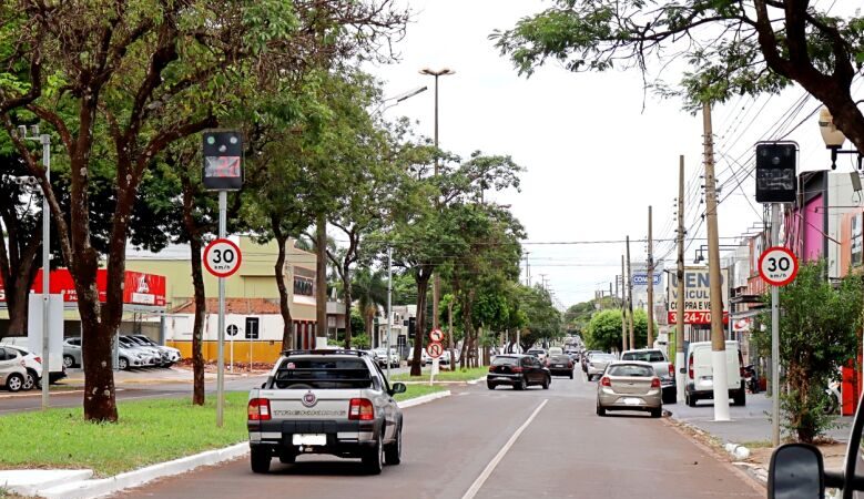 Lombadas eletrônicas e semáforos passam a multar condutores a partir desta sexta