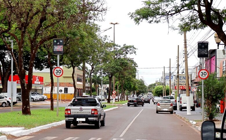 Lombadas eletrônicas e semáforos passam a multar condutores a partir desta sexta