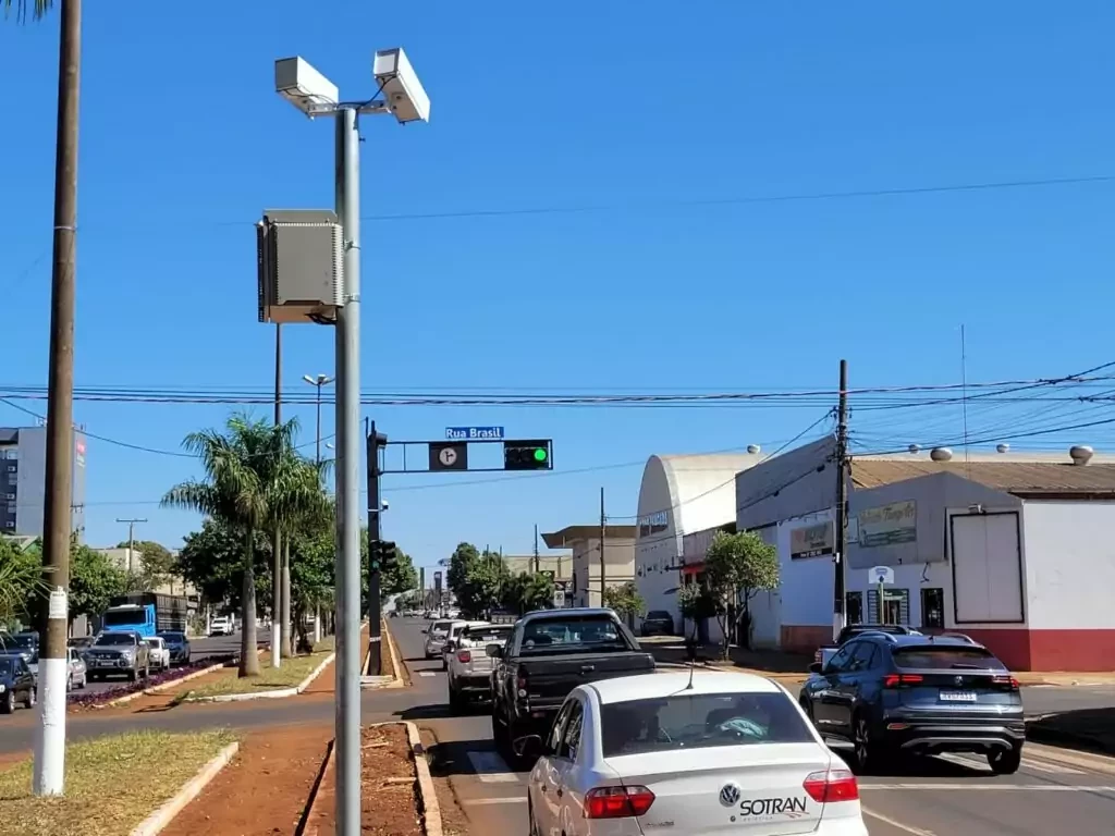 Mais de 20 semáforos recebem sensores de avanço de sinal em Dourados