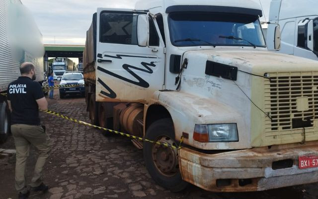 Motorista encontrado morto em carreta está com traumatismo craniano