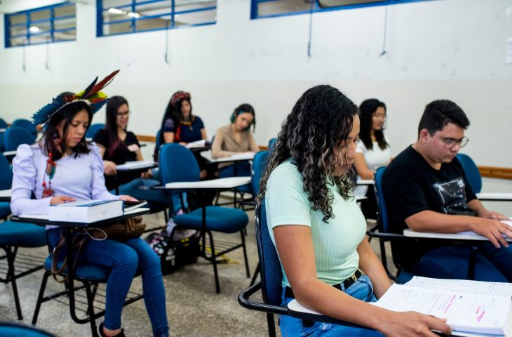 Estado abre inscrições para programa que paga um salário mínimo para estudantes