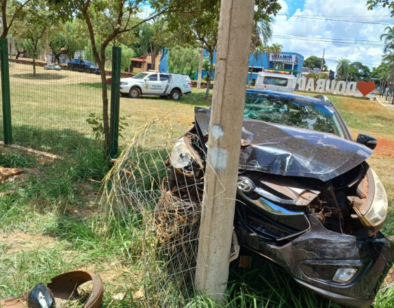 Homem embriagado bate em poste de luz do Parque Antenor Martins