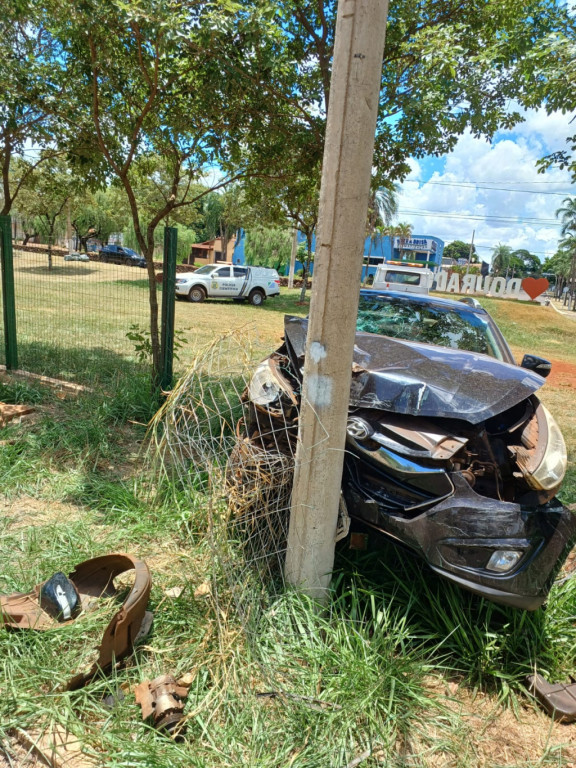 Homem embriagado bate em poste de luz do Parque Antenor Martins