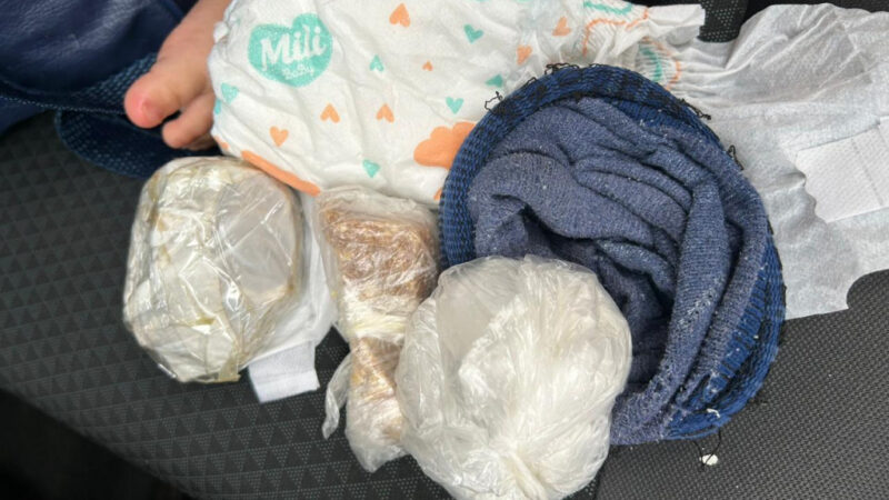 Mulheres são presas após polícia encontrar drogas em fralda de criança em Dourados