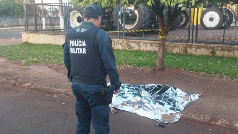 Homem é morto com 6 facadas em frente a bordel em Dourados