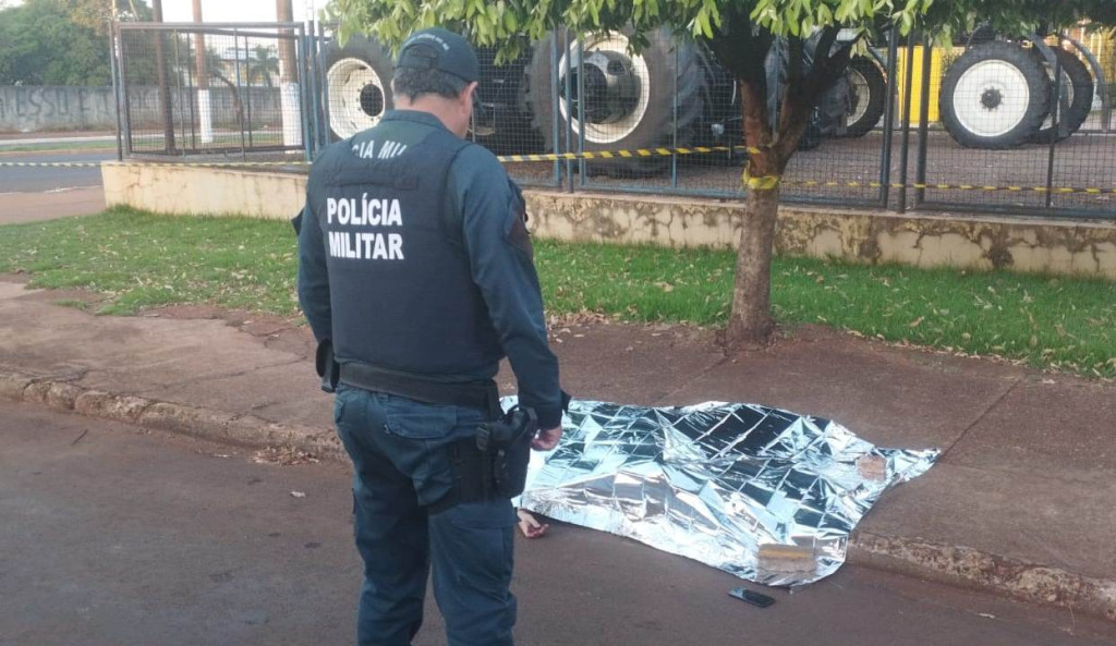 Homem é morto com 6 facadas em frente a bordel em Dourados