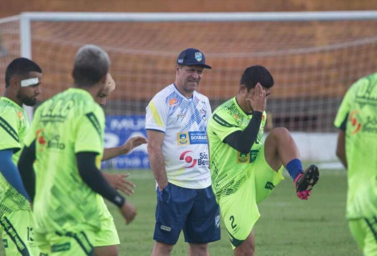 Partida acontece no Douradão às 15 horas com distribuição de brindes para a torcida