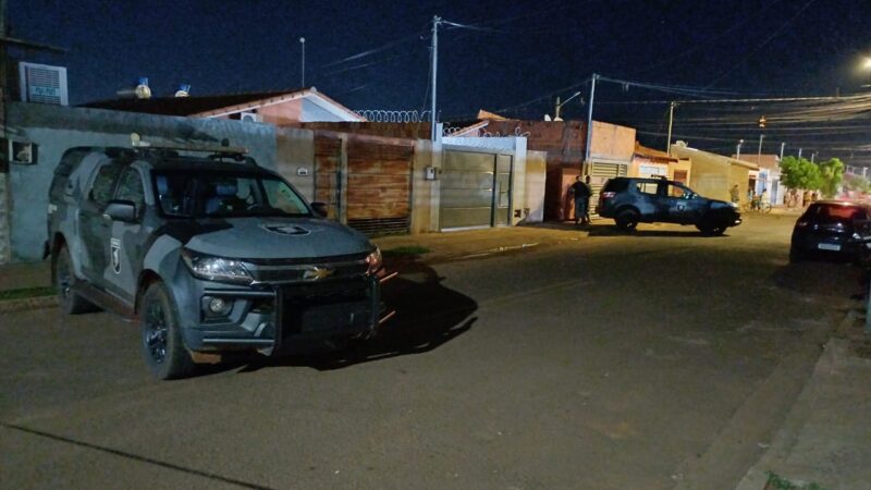 Antes de ser morto em confronto, suspeito fez família refém e deu coronhada em morador