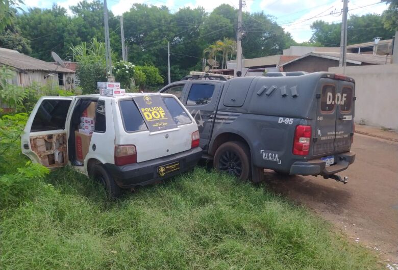 Veículo é abandonado no IV Plano carregado com cigarros, bebidas e relógios contrabandeados