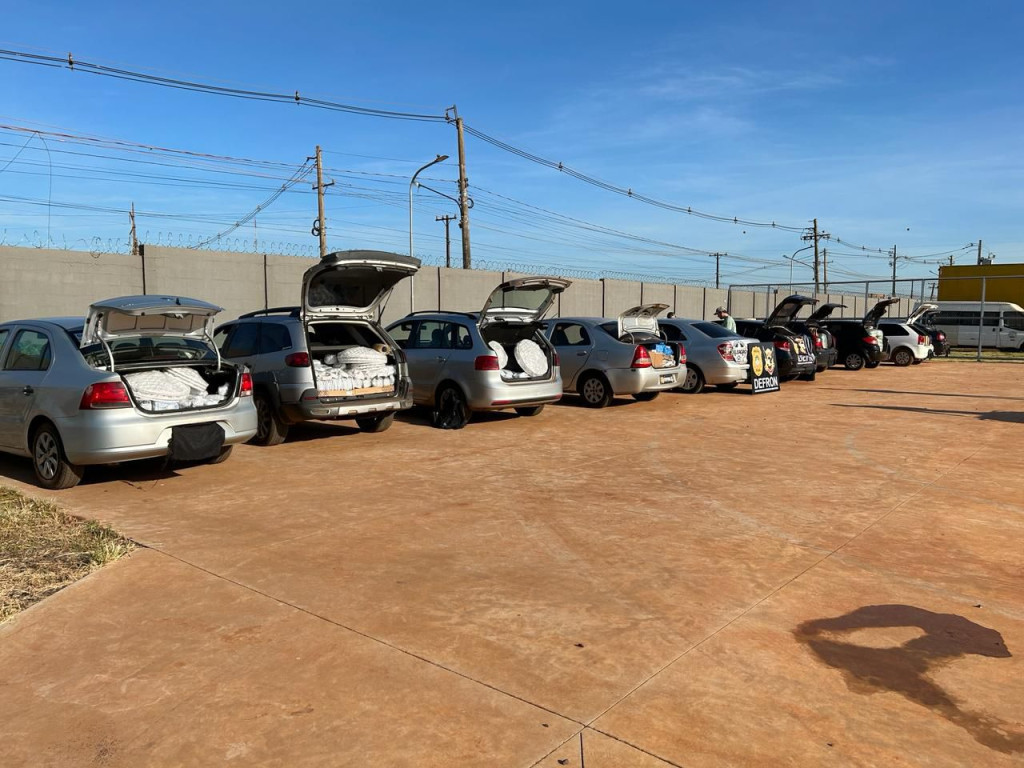 Polícia apreende dez carros lotados de contrabando na fronteira