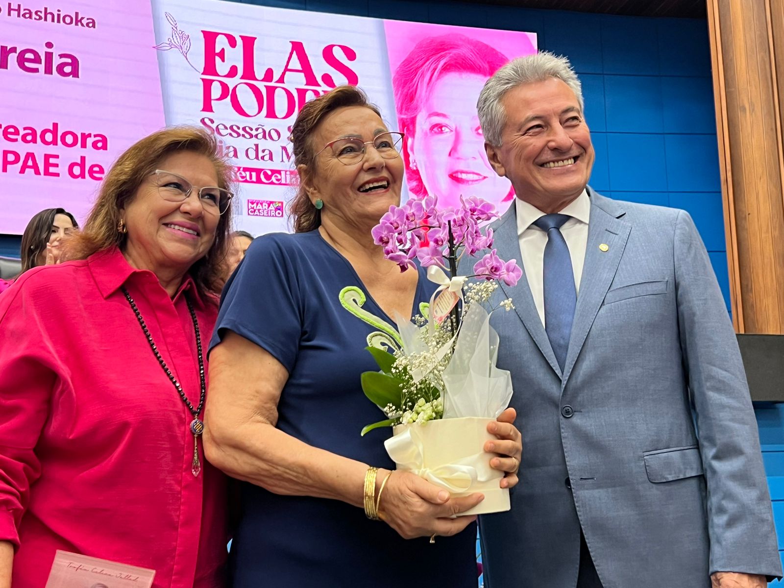 No Dia da Mulher, deputado Roberto Hashioka homenageia professora de Nova Andradina