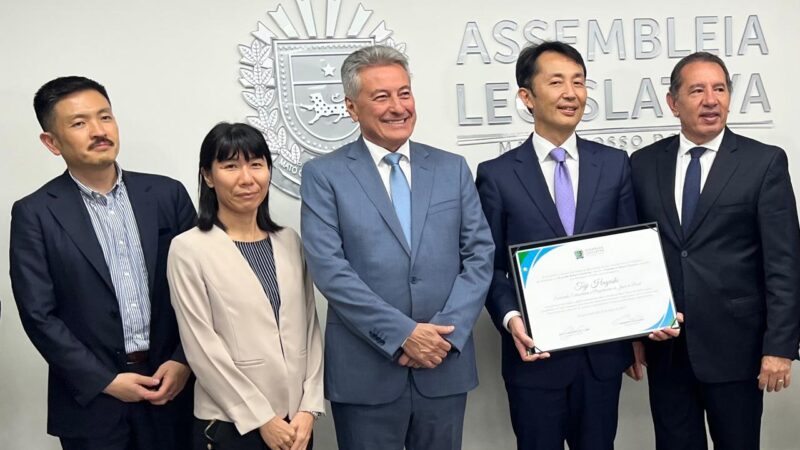 Deputado Hashioka entrega Diploma de Ilustre Visitante ao embaixador do Japão no Brasil