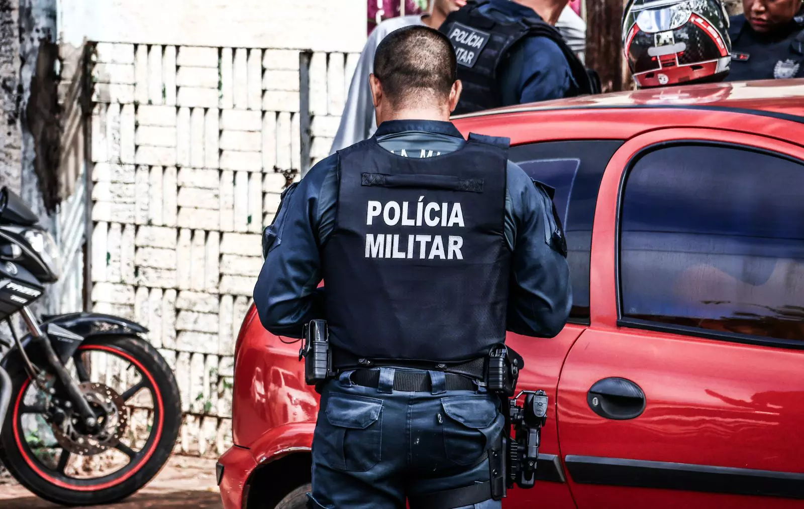 Na contramão, motorista atira em pedestre na Vila Progresso e foge