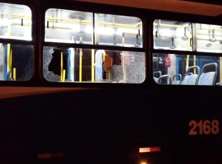 Ônibus de transporte público é apedrejado próximo de praça em Dourados