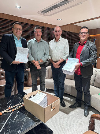 Alan Guedes entrega a Eduardo Riedel projeto para recapeamento do Água Boa e BNH 4º Plano