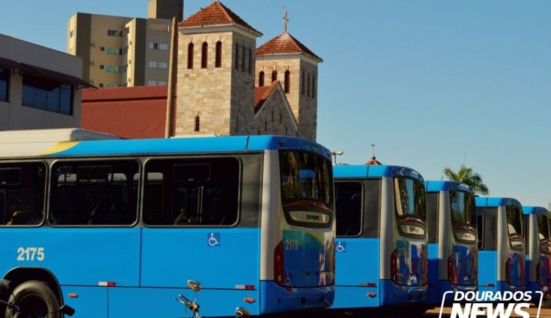 Prefeitura entrega novos ônibus e Alan afirma que aumento de tarifas ‘não está no radar