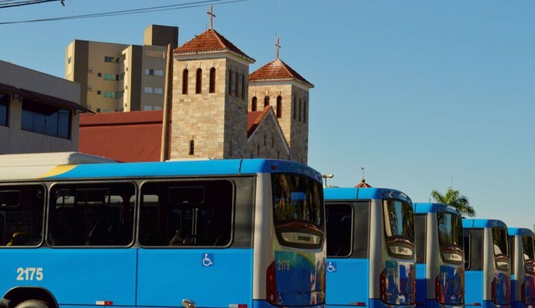 Prefeitura entrega novos ônibus e Alan afirma que aumento de tarifas ‘não está no radar