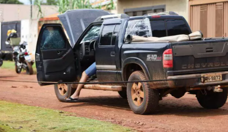 Homem é executado com 14 tiros dentro de veículo