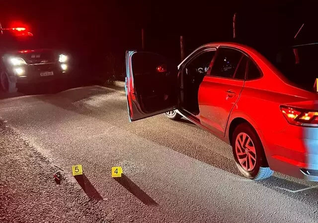 Com carro roubado, 2 homens morrem a tiros pela PM