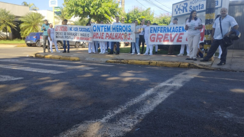 Enfermeiros da rede privada fazem protesto e sinalizam greve em Dourados