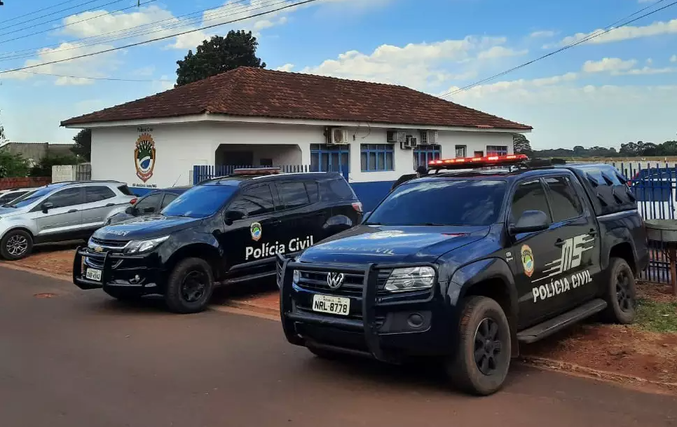 Homem chama mulher no portão e a agride com golpes de facão