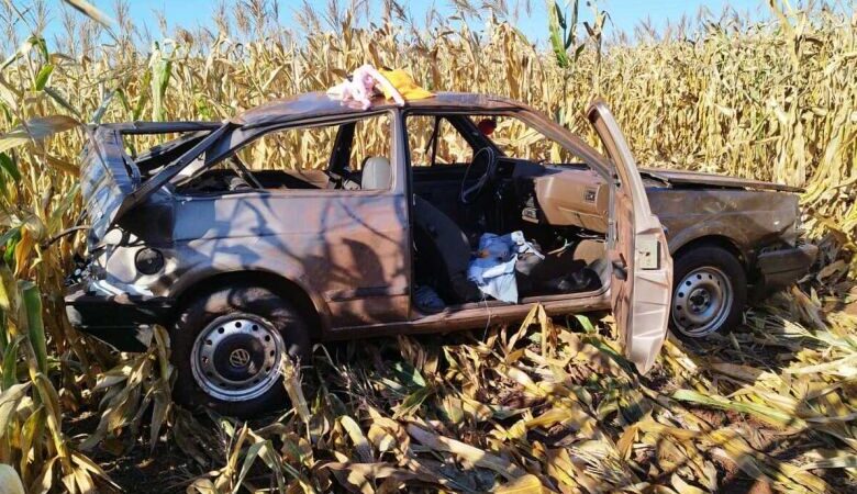 Motorista que capotou veículo e parou no meio do milharal é identificado