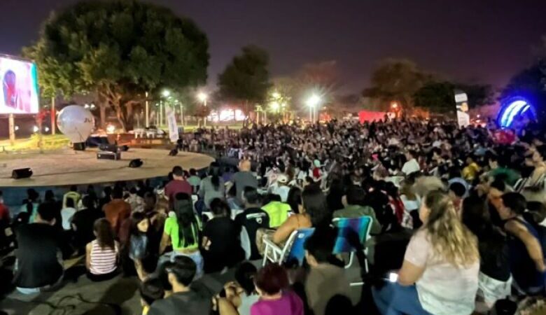 Cinema ao ar livre leva centenas de pessoas ao Parque Antenor Martins