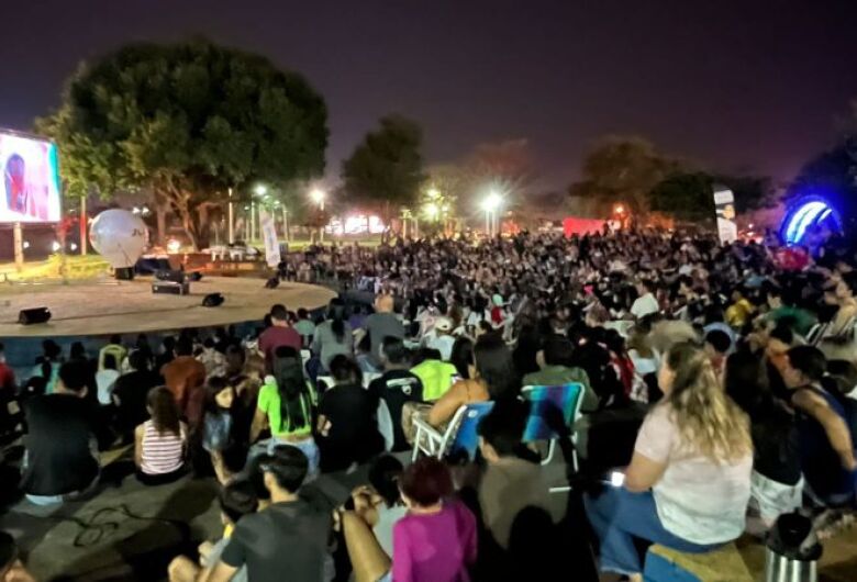 Cinema ao ar livre leva centenas de pessoas ao Parque Antenor Martins