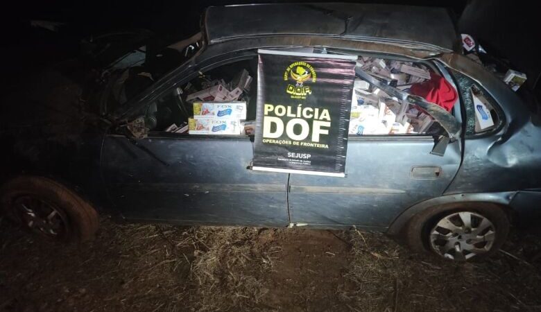 Durante perseguição, motorista capota veículo carregado com cigarros contrabandeados