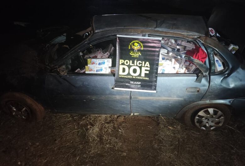 Durante perseguição, motorista capota veículo carregado com cigarros contrabandeados