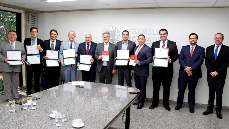 Autores do livro ‘Reminiscências no Tribunal do Júri’ são homenageados pelos deputados Roberto Hashioka e Gerson Claro”