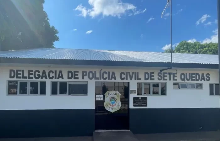 Motociclista é atropelado e acaba preso ao ser flagrado com arma