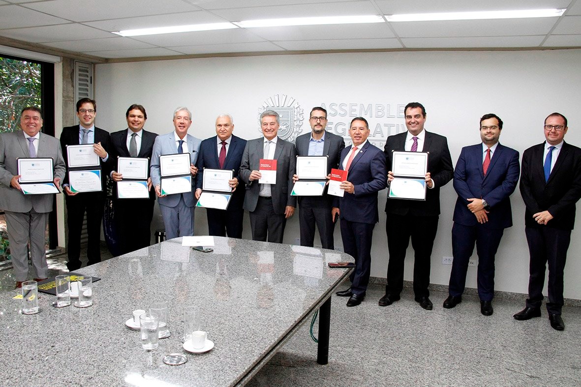 Autores do livro ‘Reminiscências no Tribunal do Júri’ são homenageados pelos deputados Roberto Hashioka e Gerson Claro”