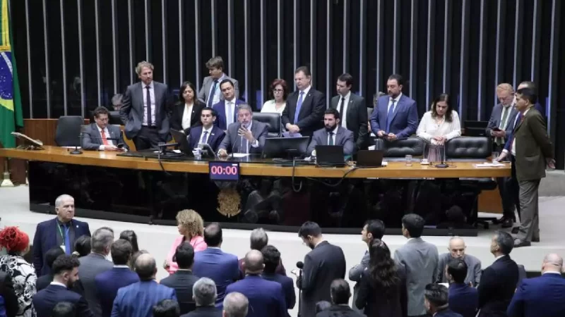 Câmara vota nesta quarta projeto que suspende mandato de deputado por quebra de decoro